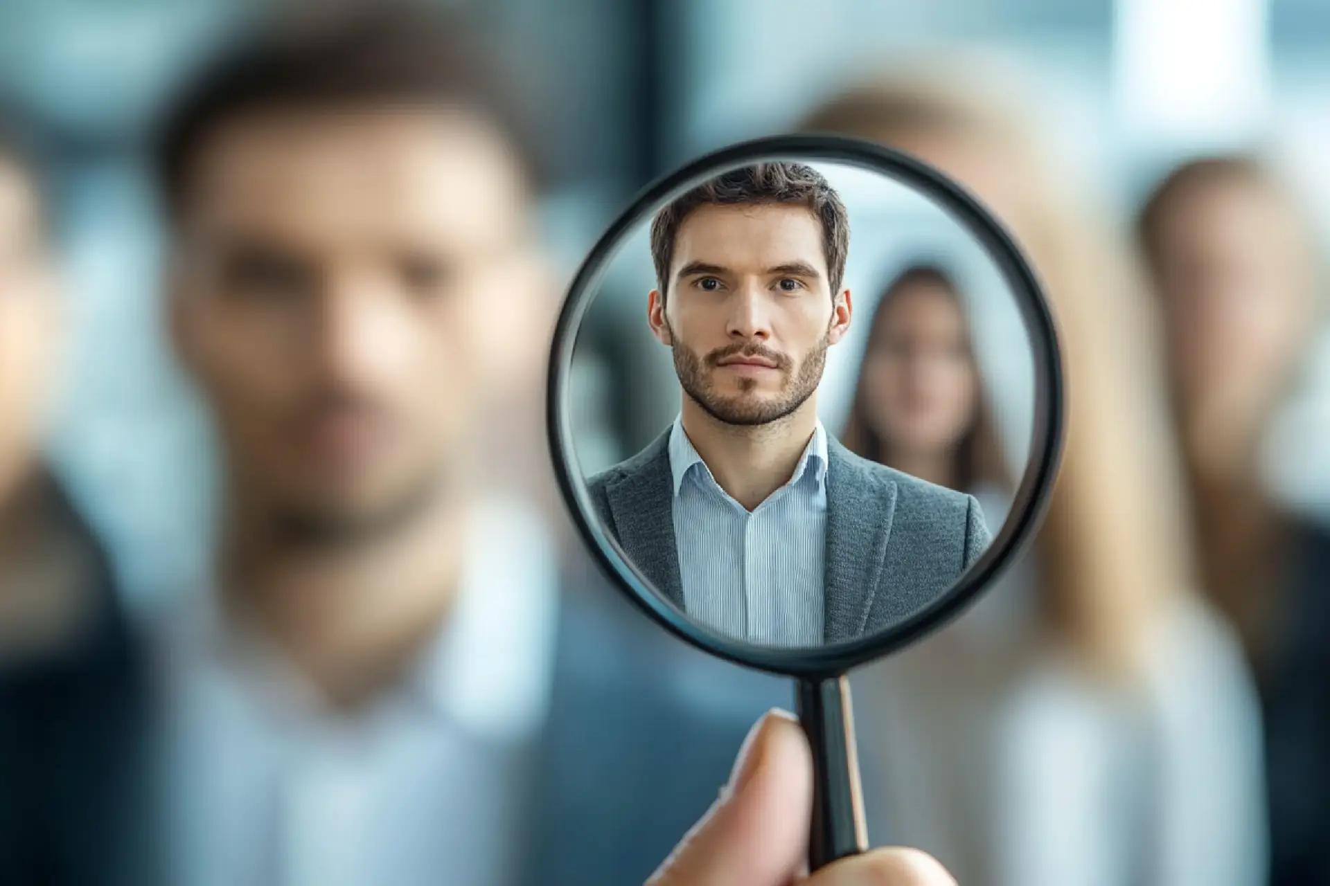 Consultores de recursos humanos evaluando candidatos y gestionando procesos de selección de talento.